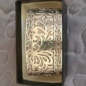 Fashion Jewelry Cuff Bracelet (Silvertone)